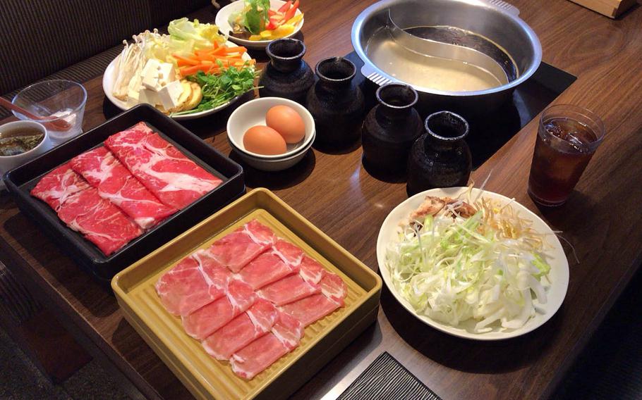 Vegetables, meat and a variety of saurces come with Nabezo's all-you-can-eat hot pot course. Customers cook vegetables and meat in the hot pot with their choice of five kinds of soup.
