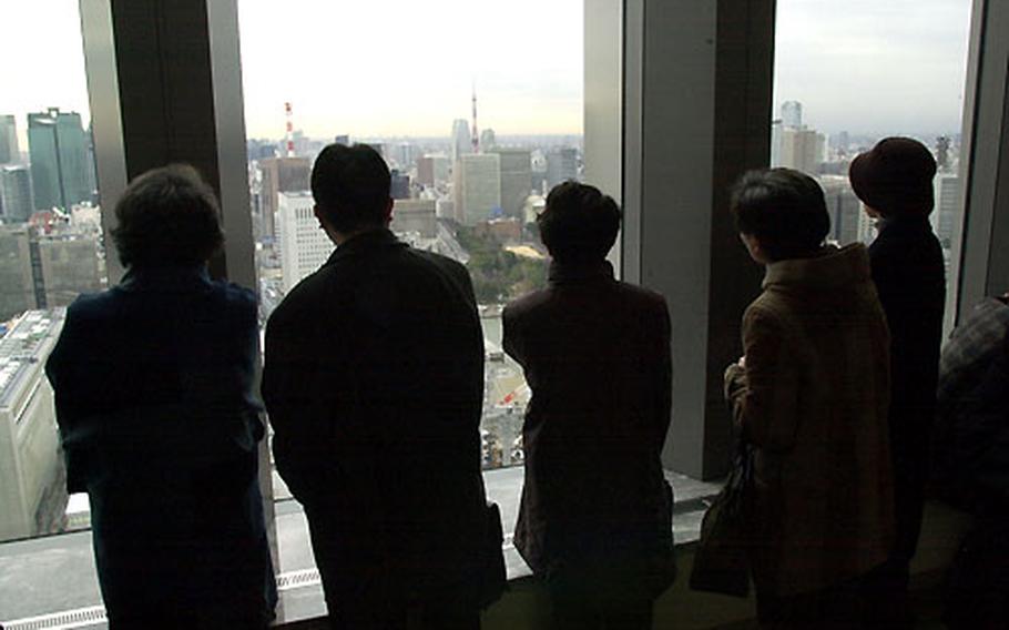 Many people enjoy the open spaces created for those conducting business activities on the upper floors and the views of Tokyo they afford, such as this one on the 26th floor.