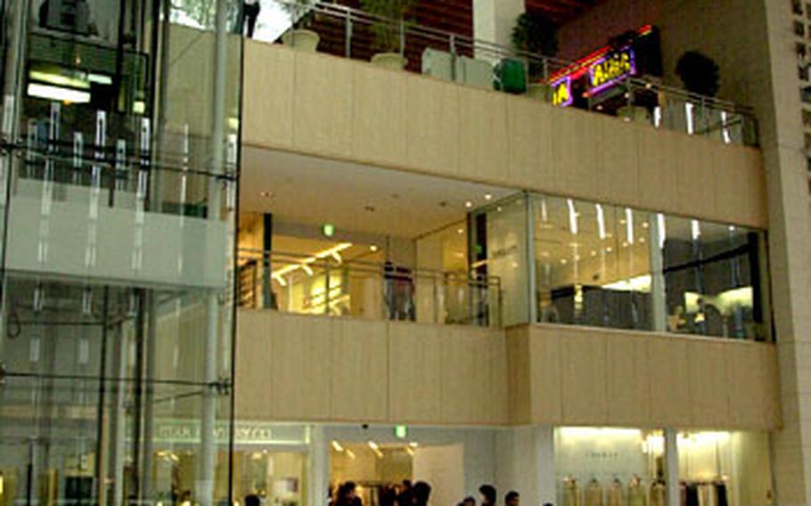 A view of the Marunouchi Building&#39;s interior.