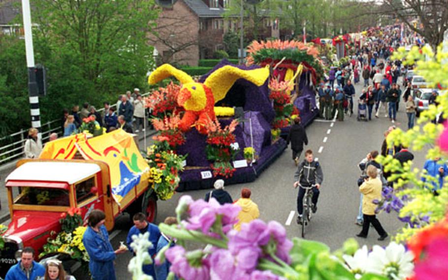 The flower parade takes a break for 90 minutes on the outskirts of Sassenheim. Spectators use the opportunity to get a close-up look at the flowers and take souvenir photos.