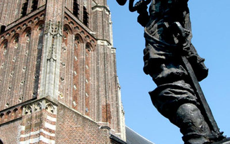 Woudrichem’s Martinus Church dates back to the 15th century. Its tower was once higher, but part of it was shot down during the Spanish occupation in 1574. Since then, the tower has been known locally as “the Mustard Pot.”