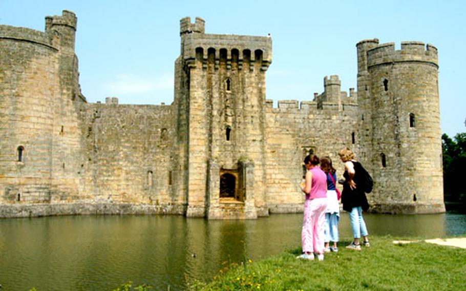 Bodiam Castle is one of the most beautiful in all of England. More than 170,000 visit the castle in the south of England, not far from Battle and Hastings.