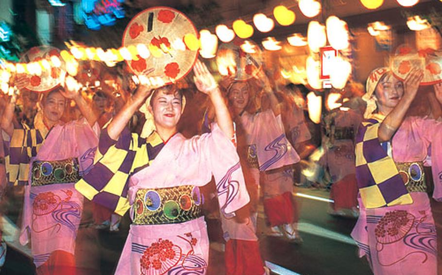 From August 5 to 7, the main thoroughfare of the Yamagata City is taken over by parades of people in cotton kimono (yukata) and flowered staraw hats, dancing and singing the hanagasa ondo music.