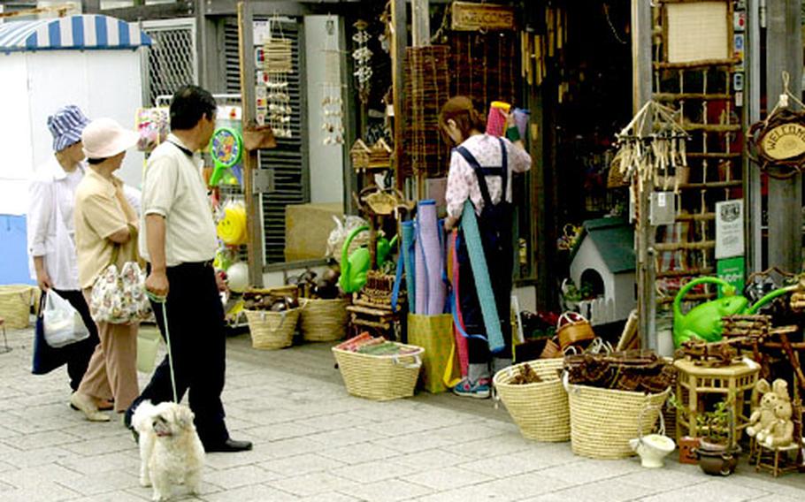 There are several arts and crafts shops located along the Kashimae Pier at the Saikai Pearl Sea Center, including this shop selling various types of baskets and other handmade items.