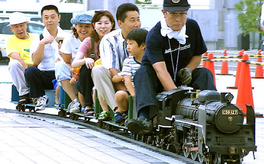 Live steamers work on the same principles as real steam locomotives and run on coal. This one, at the Fourth International Model Railroad Convention Japan at Tokyo Big Sight, entertains visitors.