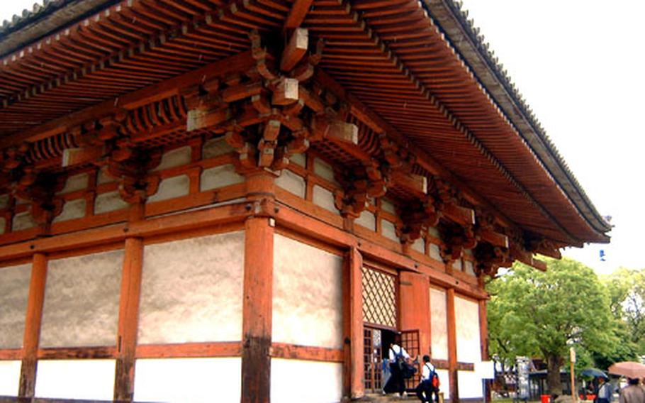 Toji was built in 794 A.D. as Kyoto’s guardian temple. The Lecture Hall is one of the three major halls of the temple. Historical Buddhist statues and many cultural assets are on display.