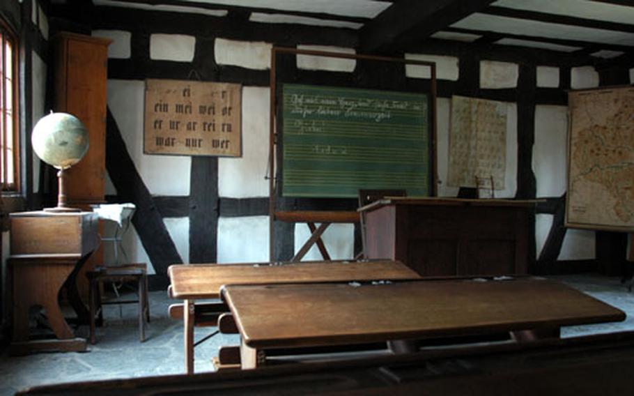 This is what a classroom looked like in Frickhofen at the end of the 19th and beginning of the 20th centuries. It is on the ground floor of the Frickenhofen town hall, built around 1750 and now on display at the Hessenpark open-air museum.