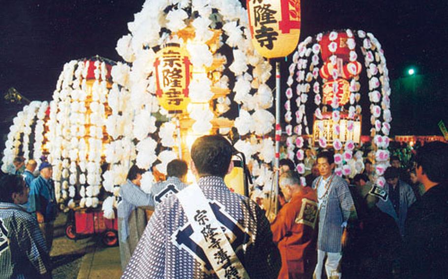 Tokyo’s Ikegami Honmonji Temple’s Oeshiki Ceremony and Mando parades of 10,000 lanterns in full swing in 2002. The whole compound of the Honmonji Temple at Ikegami in Tokyo echoes with the sound of whistles, hand-held drums and hand-held gongs.