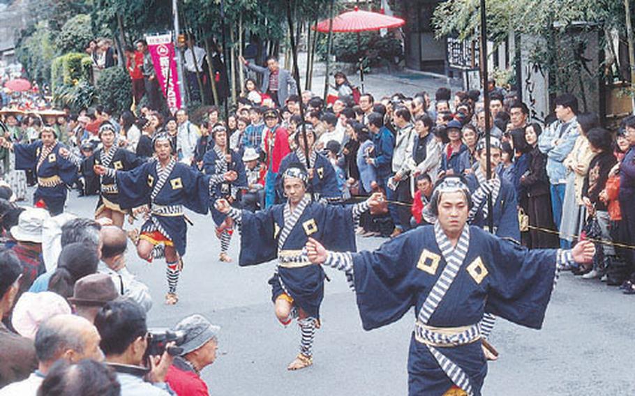 Men dresssed as low-ranking spear bearers perform a ceremonial dance when they take turns carrying the "tufted spears." It takes place on Nov. 3 from 10 a.m. at Hakone Yumoto Elementary School.