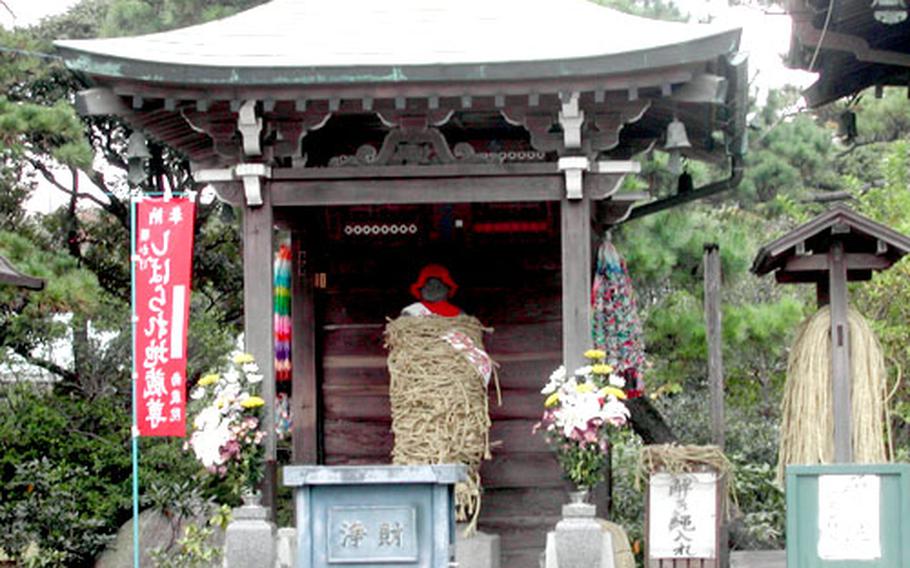 People believe the Jizo of the temple grant wishes when they bind the statue with a rope. After their wishes come true, they untie the rope.