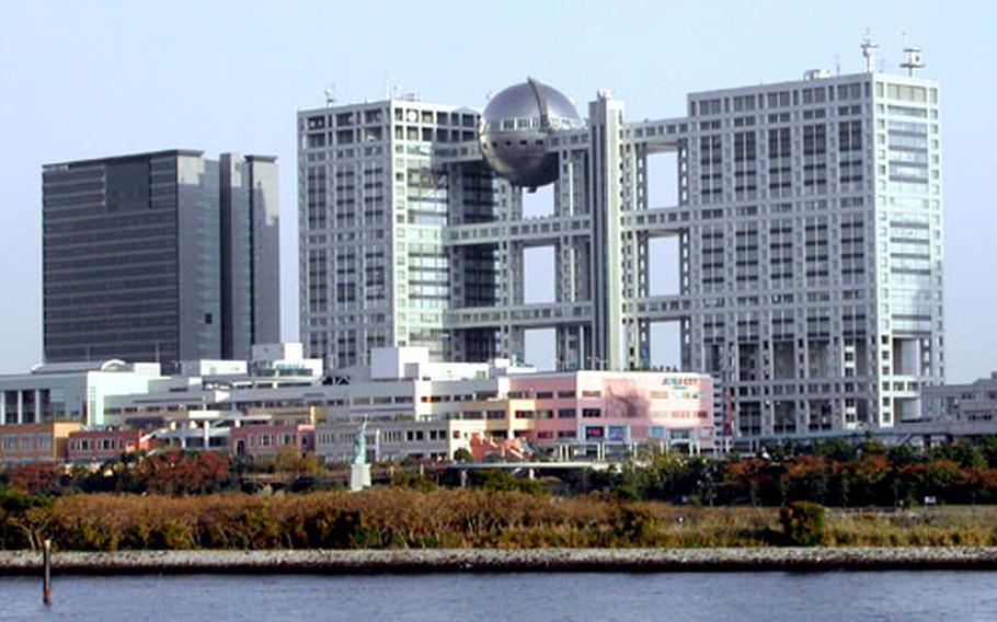 Located near Yurikamome Odaiba Kaihin Koen Station is the landmark building of Odaiba — the Fuji Television Broadcasting building designed by Kenzo Tange. The ball on top of the building is an observation deck.