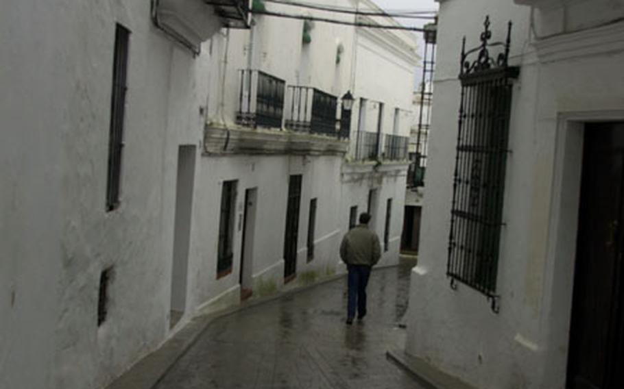 Vejer de la Frontera&#39;s narrow streets are often best explored on foot. Driving vehicles on some of the town&#39;s streets are likely to result in broken side mirrors or scratches.
