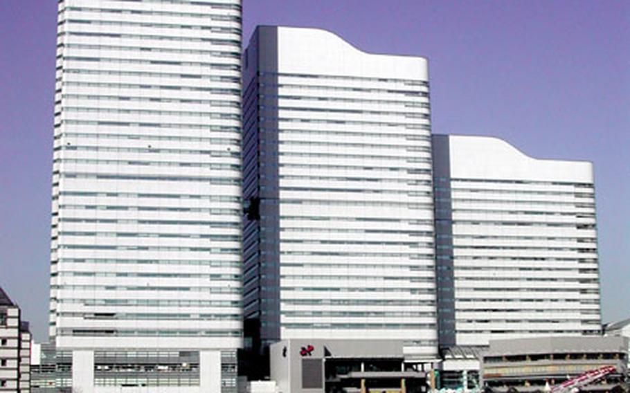 The three buildings of Queens Square Yokohama were designed from the image of the topography of the city, which slopes down from, high hills to the sea.