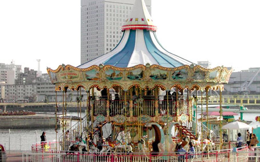 This merry-go-round is one of the attractions of Yokohama Cosmo World at Minato Mirai 21. It was imported from Italy five years ago.