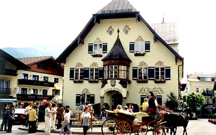 An extension loop of the Mozart Radweg leads to St. Gilgen with its picturesque Rathaus or town hall. From the town there are boat excursions on the beautiful mountain lake, the Wolfgangsee.