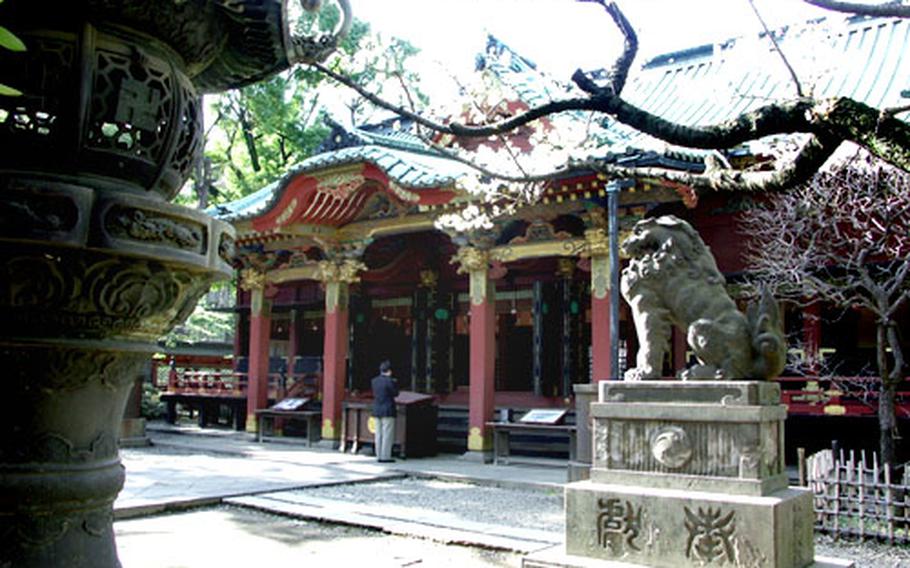 The main hall of Nezu Shrine is decorated with intricate woodcarvings of the “gongenzukuri” architectural style.