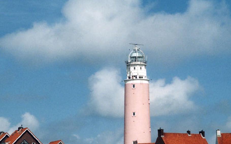 The pink lighthouse is at the northern tip of the island, near Den Hoog. The cyclists went there to watch the catamaran race.