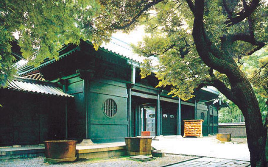 Kyodan-mon Gate of Yushima Seido is named for the apricot (kyo) trees Shogun Tsunayoshi planted here. Apricot trees were also planted at the mausoleum of Confucius in China.