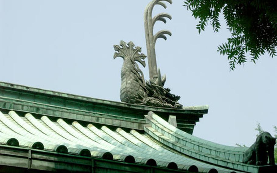A roof ornament called “kiginto” of “Taisei-den” of Yushima Seido is an imaginary fish and the god of water. It is believed to save a building from a fire.