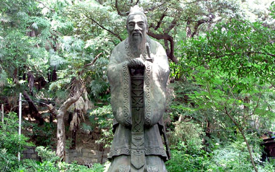 The bronze statue of Confucius was donated by the Lions Club in Taipei in 1975. It stands 4.57 meters and weighs 1.5 tons and is the world’s largest Confucius bronze statue.