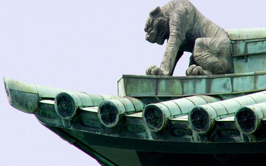 An ornament called “Kiryushi” is on the roof of “Taisei-den” (main hall) of Yushima Seido. Kiryushi is an imaginary animal of ancient China that is believed to appear magically when it encounters a person showing virtue — as was shown by Confucius.