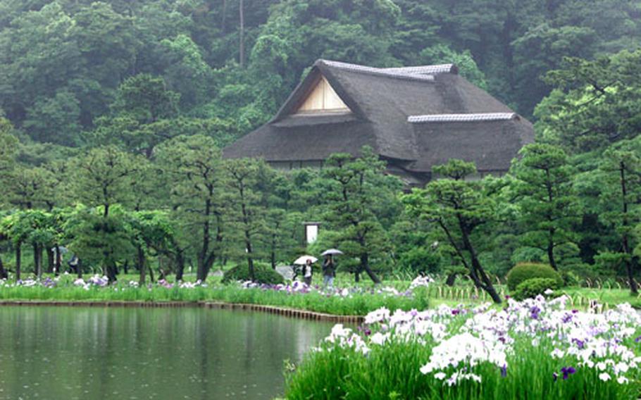 The first thing that catches a visitor’s eye is the stately building with the thatched roof, the “Kakushokaku” that was originally built as a residence by Sankei Hara in 1902 (a new one was built four years ago using the same design). Sankei invited Japanese artists, most notably Taikan Yokoyama and Kanzan Shimomura, to stay at the garden and paint the building.
