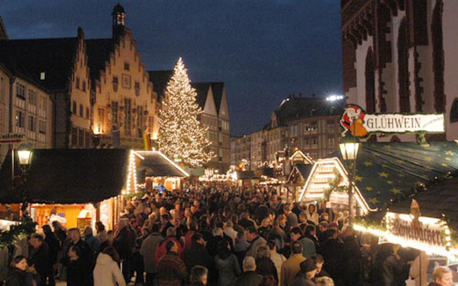 The Frankfurt, Germany Christmas market, with the Römer, Frankfurt&#39;s city hall, in the background.