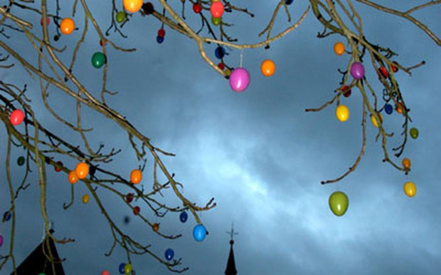 Looking like leftovers from Easter, colorful eggs highlight a chestnut tree at Büdingen&#39;s Christmas market.