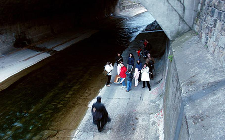 The jovial and black-clad tour guide who goes by “Mr. Klaus” addresses his group at the banks of the Wien River. He arrives well equipped with a bag full of torches and a bottle of plum schnapps — to ease visitors’ discomfort with rats, bad smells and sloppy conditions.