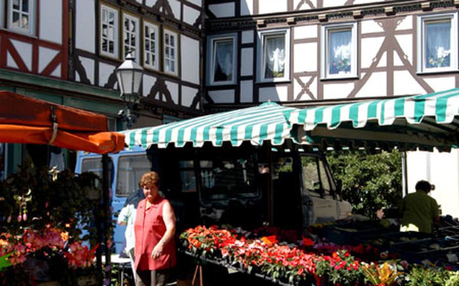 A stand full of flowers on the Eschwege Marktplatz fills the Saturday market with color and fragrance.