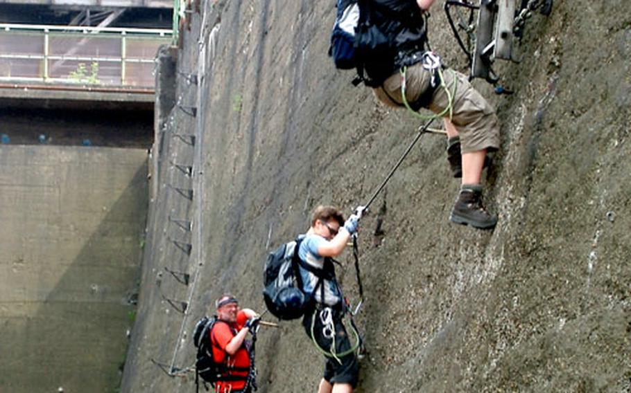 The rock walls at the Duisburg park offer a variety of options, including a traverse line.