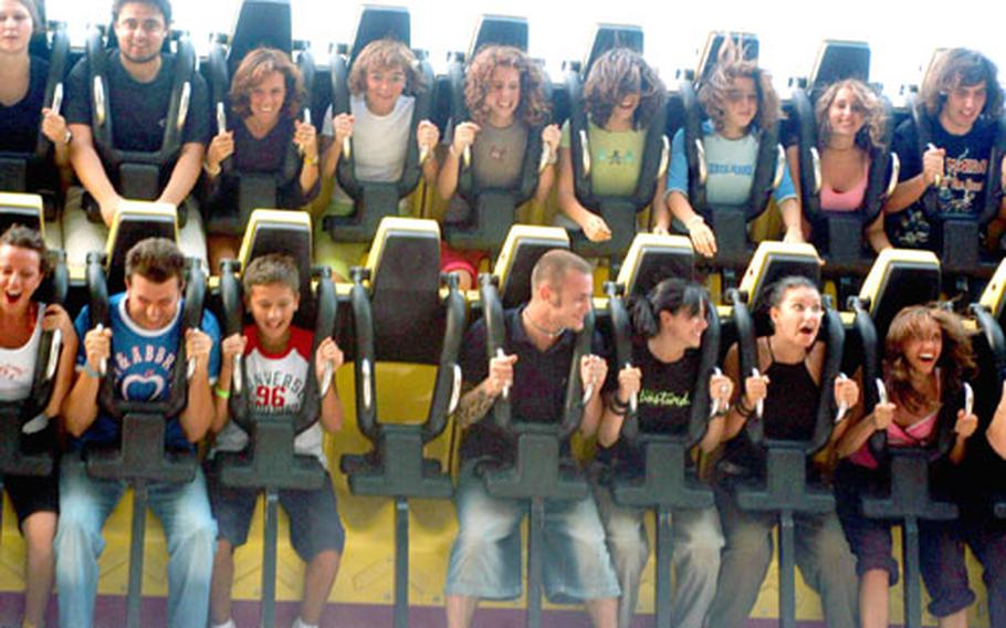 Happy customers on Gardaland&#39;s Top Spin.