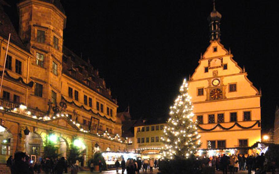 The Rothenburg Christmas market on the market place, with the town hall at left and Ratstrinkstube at right.