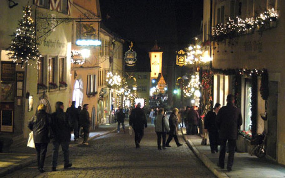 Rothenburg&#39;s Obere Schmiedgasse, all decked out in holiday style.