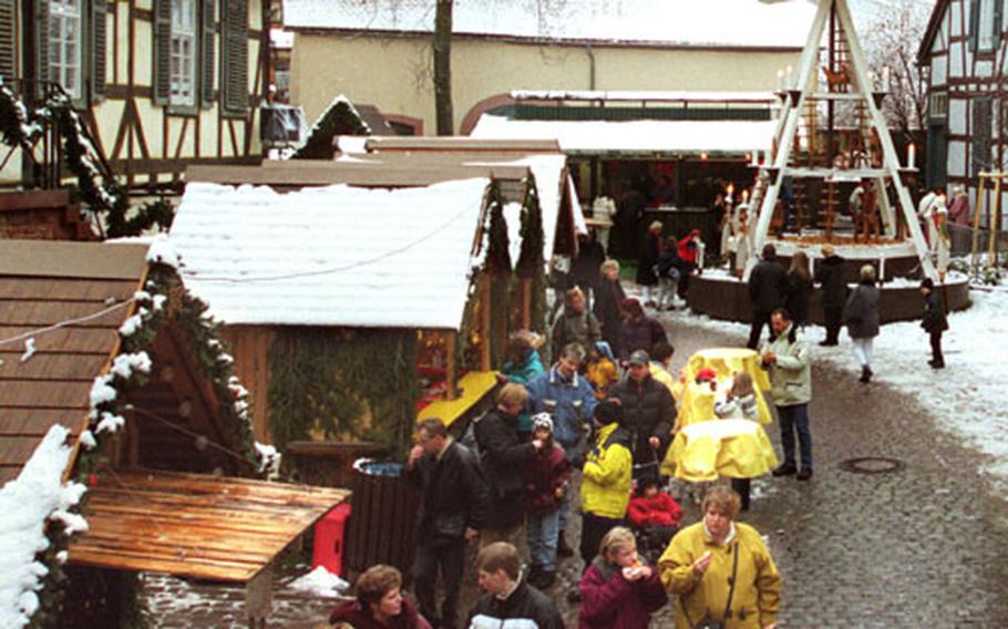The popular Christmas market in Michelstadt takes place on the town&#39;s streets and squares.