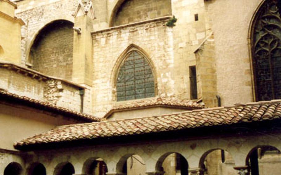 The cloister of the Saint-Sauveur Cathedral, a place of tranquility and elegance, was built in the 12th century. Towering in the background is the bell tower, built between 1323 and 1425.