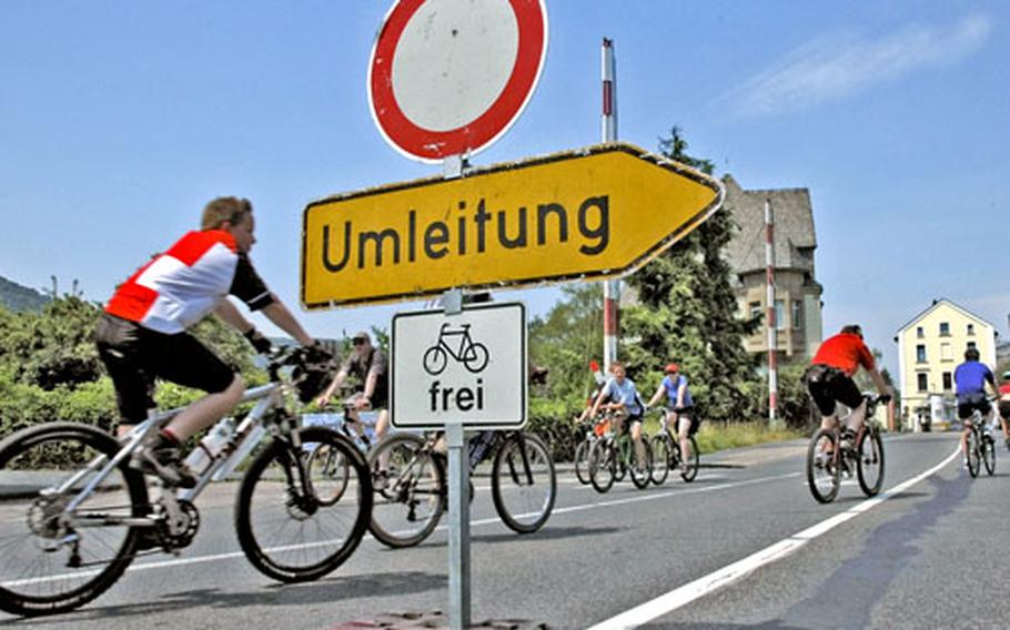 A detour sign prevents cars from driving on the B42 between Lahnstein and Rüdesheim, Germany, during a car-free day.