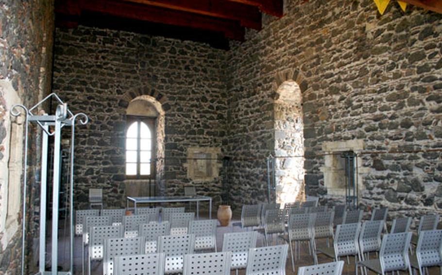 The inside of the castle tower mixes the old and the new: the stone walls form three rooms that are used for receptions and meetings.
