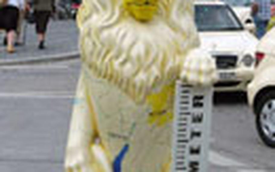 Need a taxi? Look for the taxi lion on the Odeonplatz.