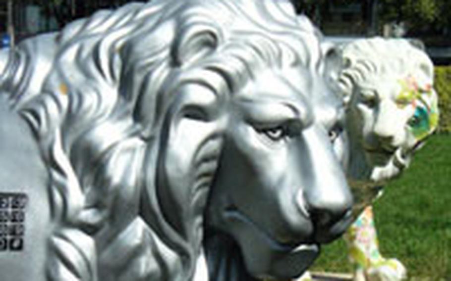 Two lions appear to be in deep conversation outside the Marienplatz U-bahn station in Munich, Germany.