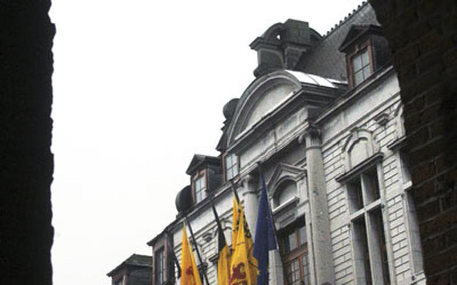 The town hall seen through the columns of a restaurant.