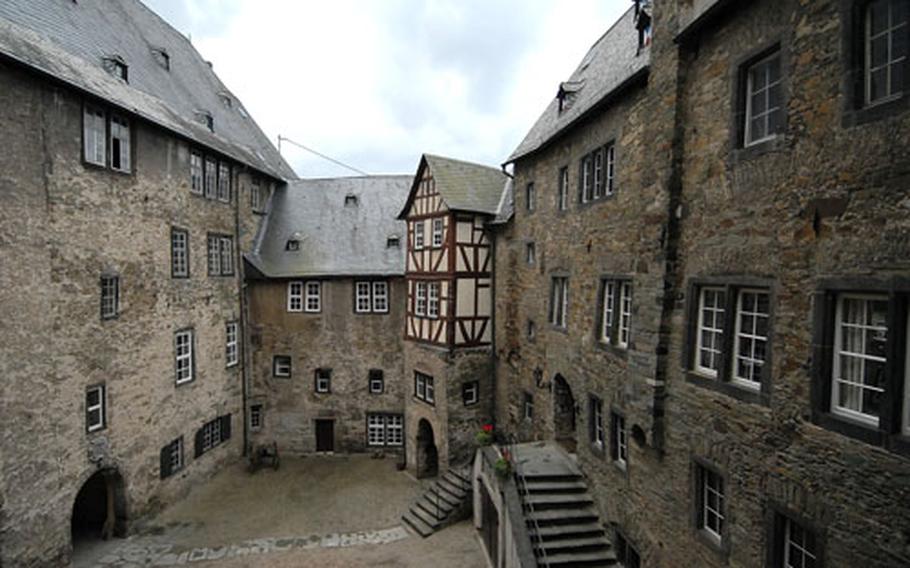 The inner courtyard of Runkel Castle. The castle well is under the half-timbered house. At left is the central block of the castle with the gateway to the outer courtyard, and at right are the main living quarters which now house most of the museum.