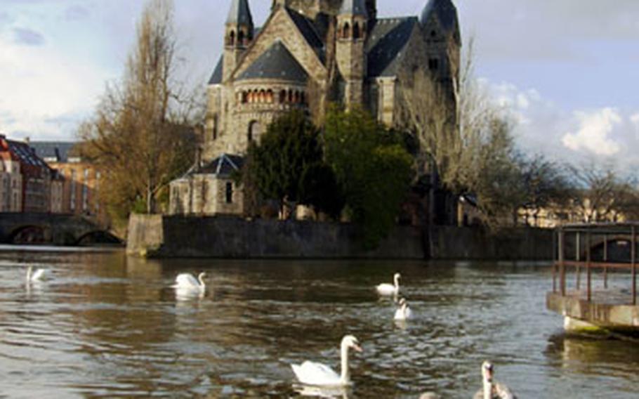 Walk along the river bank promenade in Metz and enjoy views of the Chapel of the Temple Knights, which today is an exhibition hall.