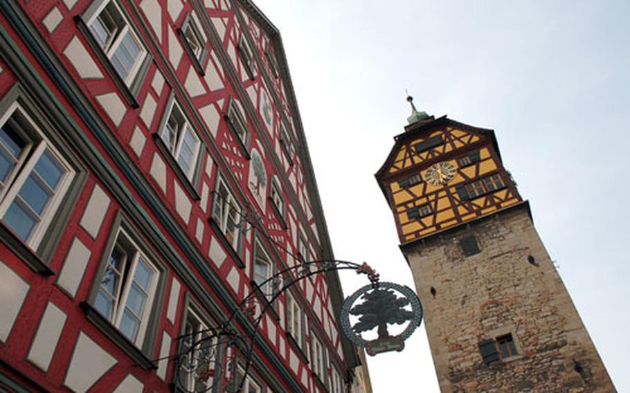 A grand half-timbered house, and the Josenturm with its half-timbered top, are two of the sights in Schwäbisch Hall. The Josenturm was originally a church steeple, then a tower in the town&#39;s fortification. The half-timbered work on its top was done in 1686.