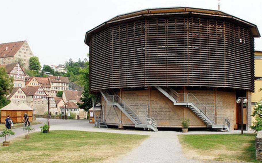 The Haller Globe Theater, on the banks of the Kocher River in Schwäbisch Hall, is a replica of London’s. In the summer, there are performances of works by Shakespeare and others, but in German.