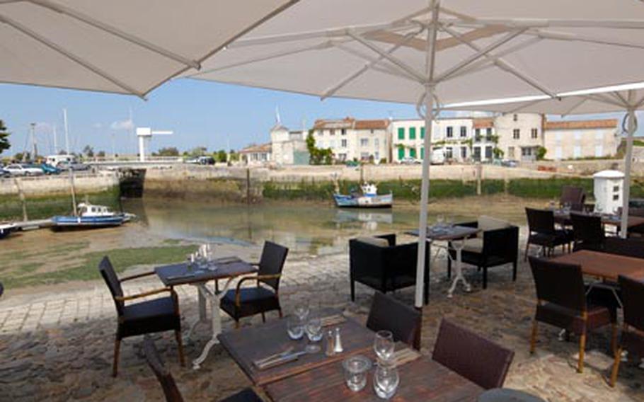 One of the several eateries lining the old fishing port of St Martin de Ré. Sparkling blue water will have filled the inlet again by the time the tables fill for lunch.
