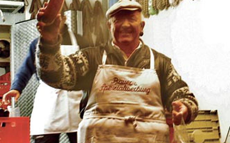 “Ladies and gentlemen, this wonderful salami is a steal at 6 euros,” says “Wurstmaxe Paul,” advertising his sausages during last year’s Hochheimer Markt. Salesmen tout products of all kinds at the popular event.