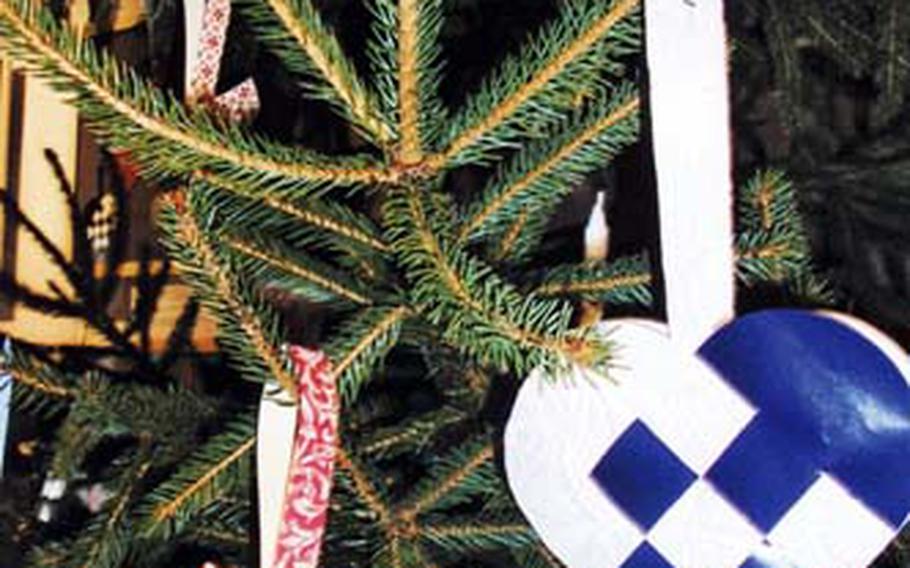 During the holidays, Norwegian schoolchildren often make these paper hearts as well as handmade Advent calendars.