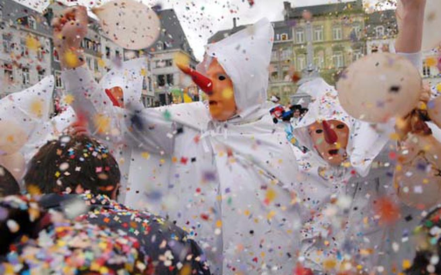 Blanc Moussis slap spectators with bladders and throw handfuls of confetti on Stavelot&#39;s Saint Remacle Square. The Round of the Blank Moussis, a sort of dance on the square, is the climax of the Laetare Sunday parade.