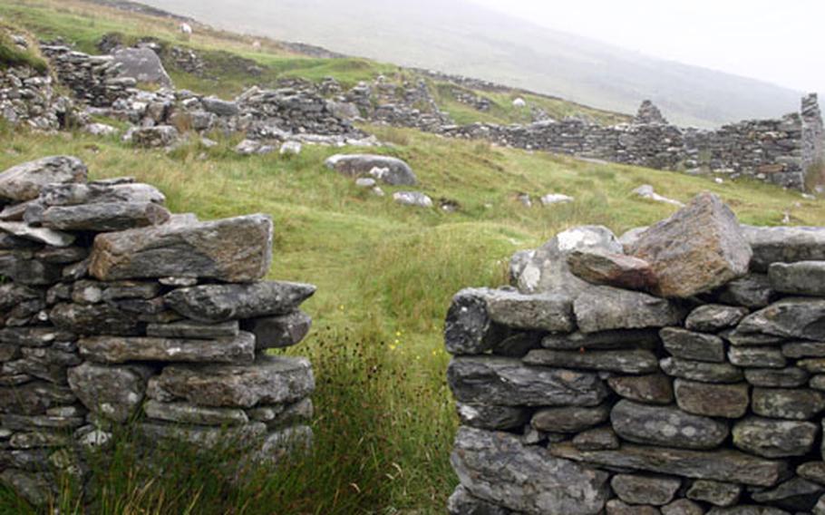 Ireland&#39;s Deserted Village on Achill island is the site of an archaeological site called Deserted Village, with ruins of homes left by victims of the Great Irish Potato Famine. The ruins remain as a monument to those who died.